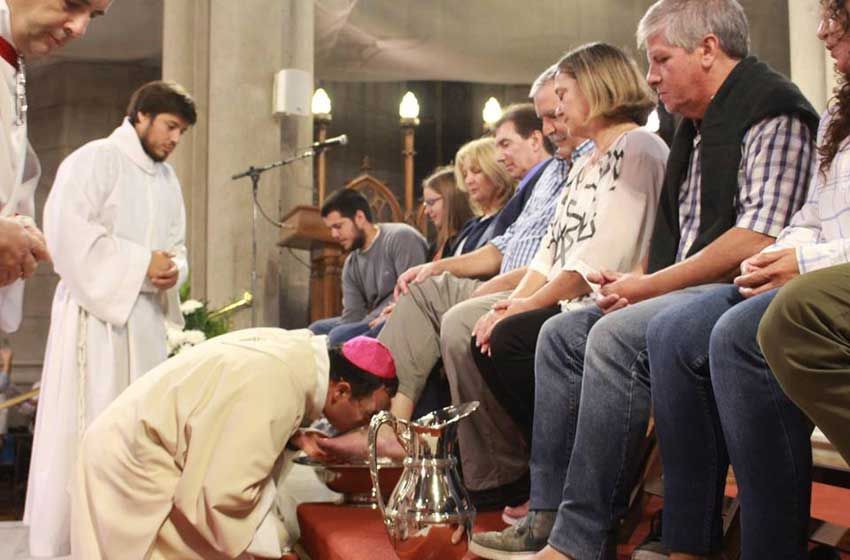 En la Catedral, el Obispo lavó los pies a seis parejas