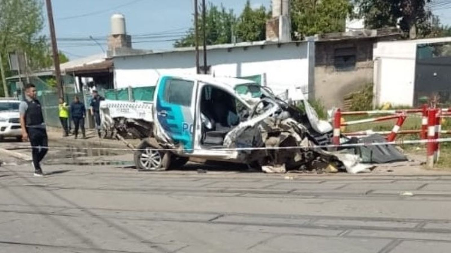 Pilar: Un patrullero fue embestido por el tren San Martín y los policías se salvaron de milagro