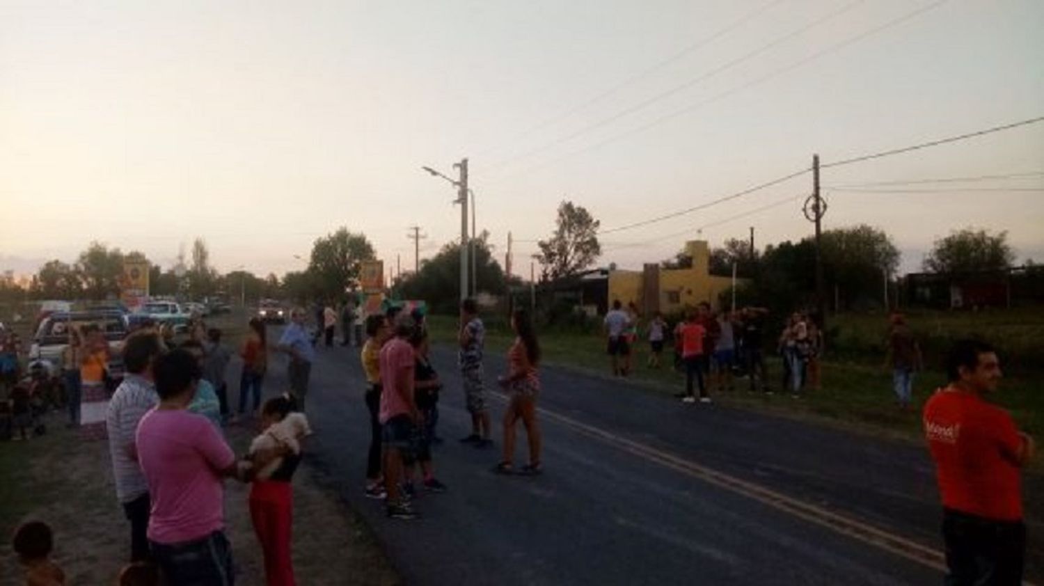 Vecinos de Santa Elena realizaron un corte de ruta en forma de protesta por los abusivos incrementos de la tarifa eléctrica