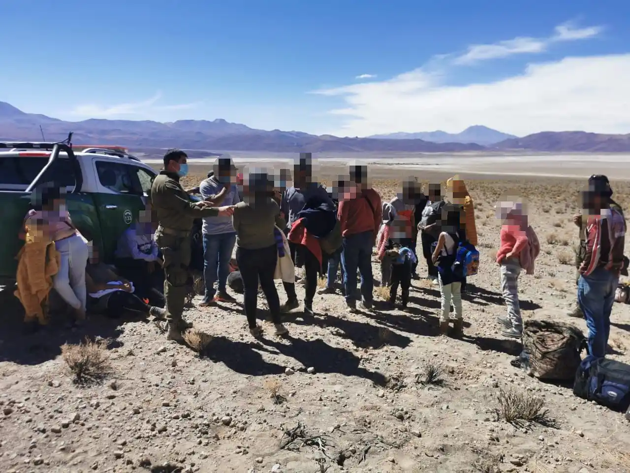 ¡INGRESARON POR PASO NO HABILITADO! Rescatan a 41 venezolanos extraviados en pleno desierto en Chile