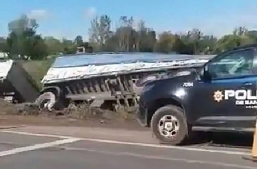 Un camionero murió por una falla cardíaca y volcó su vehículo en una zanja