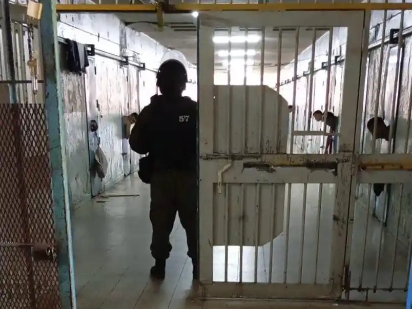 La cárcel de Las Flores fue nuevamente allanada y se secuestraron drogas, celulares y más de 800 elementos cortantes