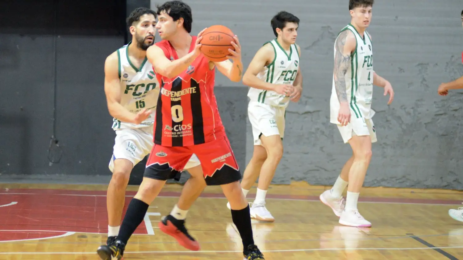 Saucedo, de espaldas a Núñez.