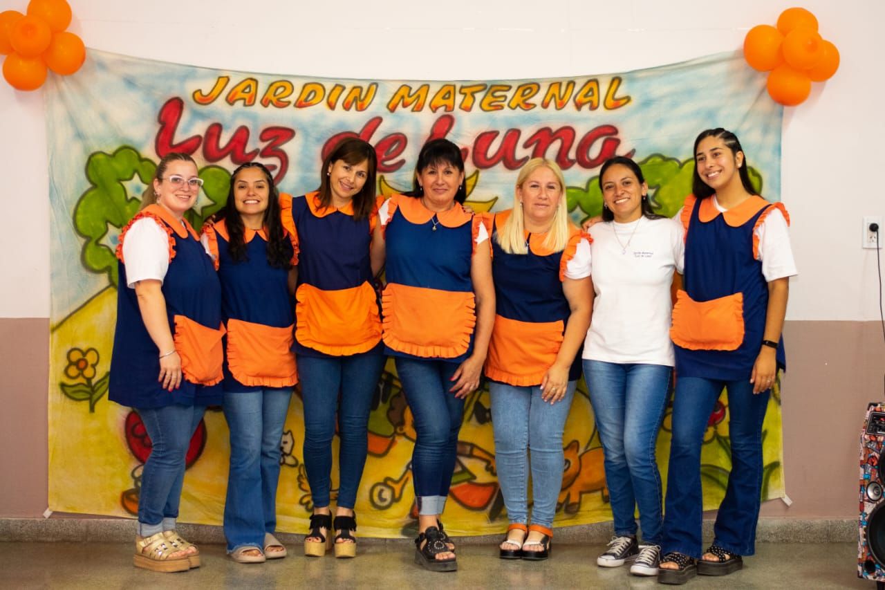 Docentes de la institución, entre ellas, la directora, Miriam Barrios (quinta, de izq. a der.).