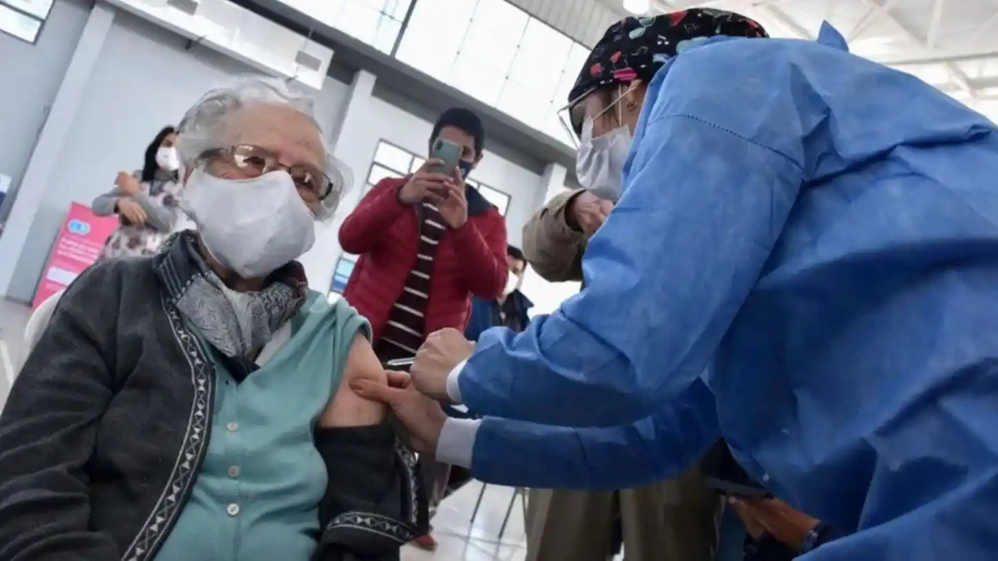 Una mujer recibió la segunda dosis de Sputnik V el día que cumplió 100 años