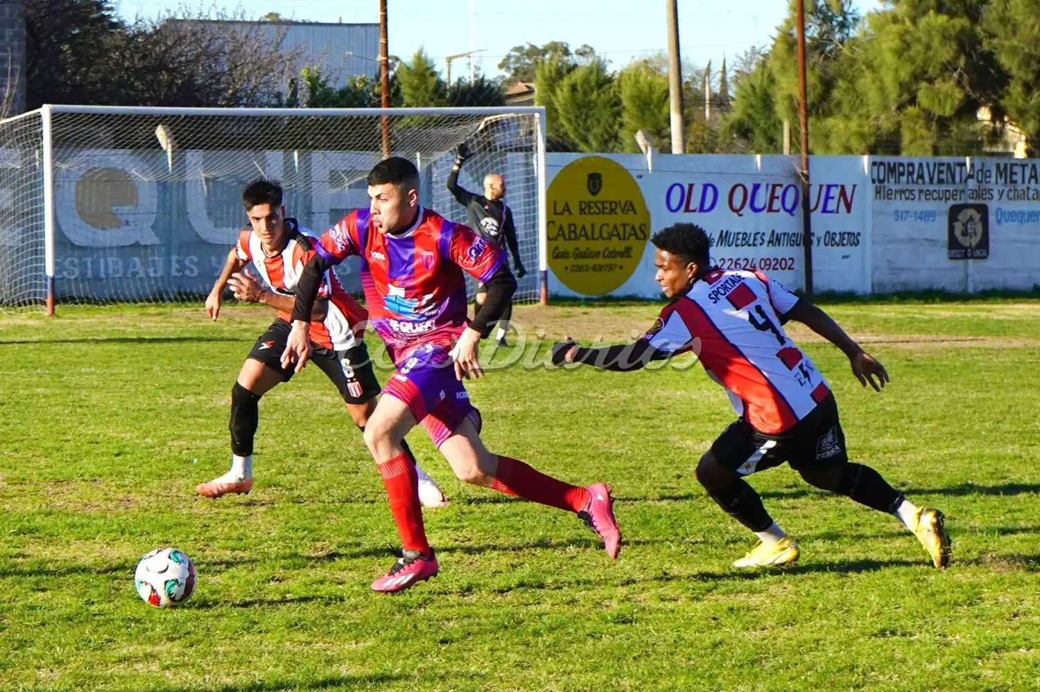 Disputa del balón. Enzo Alberto ante Marcos Zambrano y Guillermo Piñero
