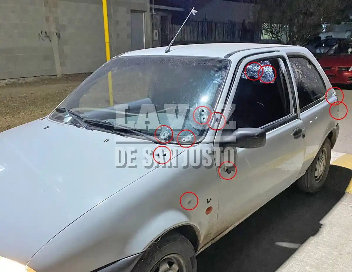 Los múltiples impactos de bala en el auto en el que viajaba el niño, víctima colateral de un ataque directo. Todos los disparos de frente apuntaron al lado del conductor, Braian Martínez.