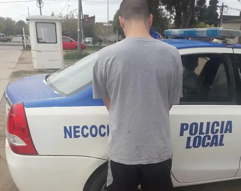 Quiso escapar de la Policía por la vereda y se cayó de la moto