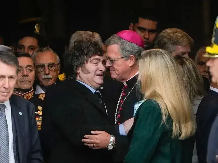 El Presidente saludó al arzobispo García Cuerva.