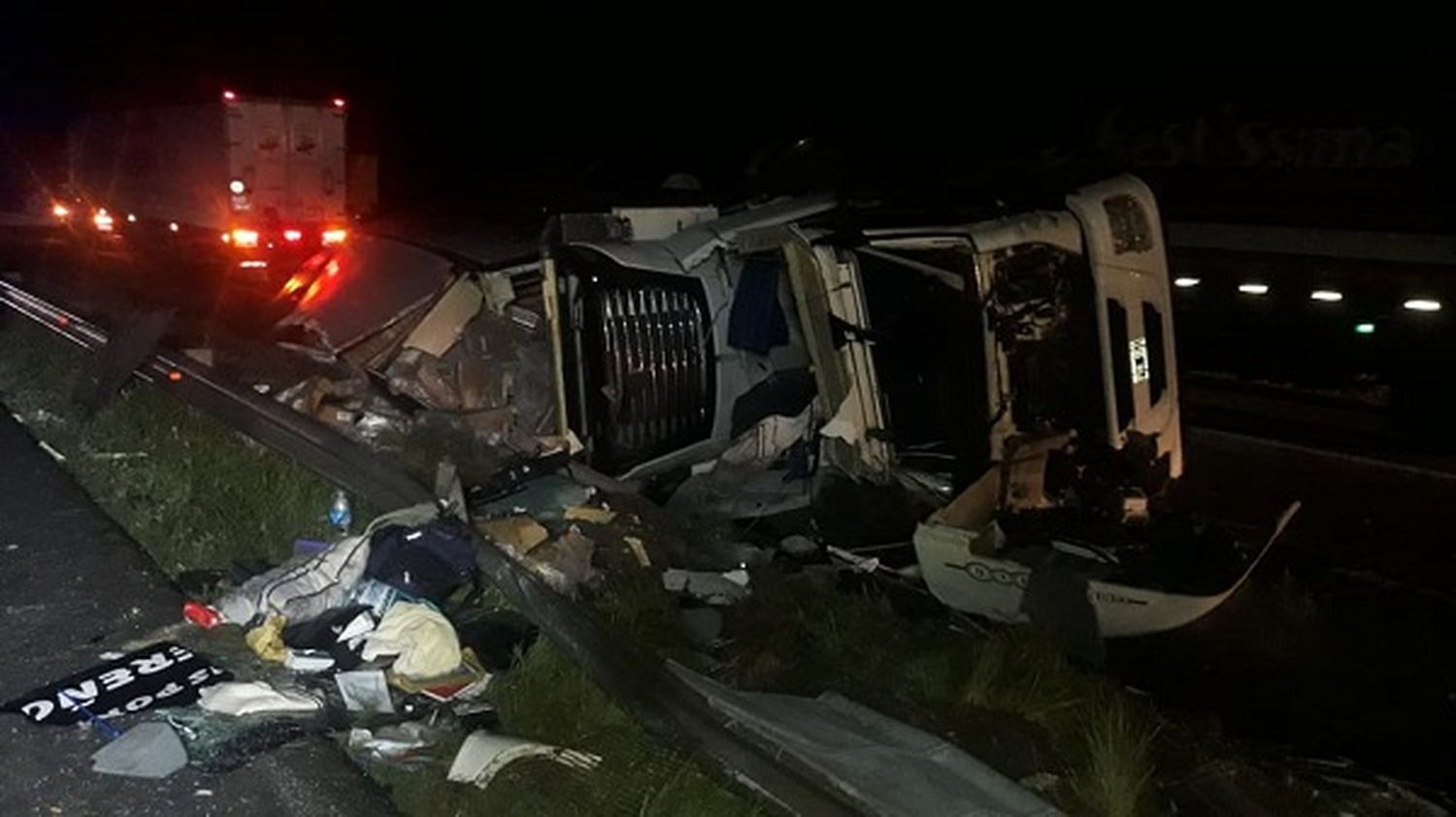 Un camión volcó por esquivar un ciclista en la Ruta 12