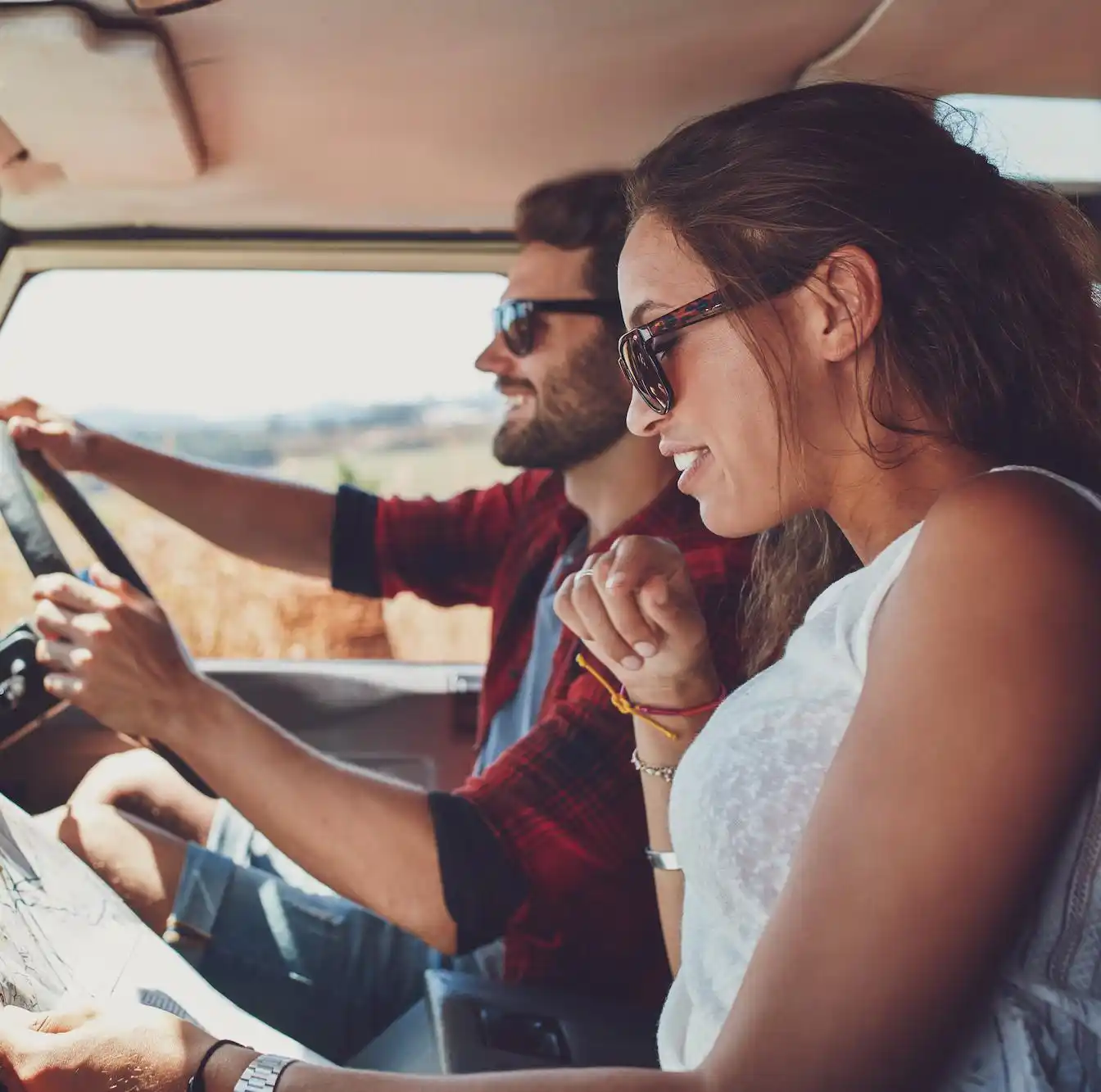 Conductores adultos y póliza de vehículos: como afecta uno al otro