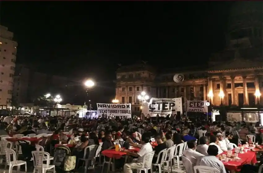 Cientos de personas sin techo celebraron la Nochebuena frente al Congreso