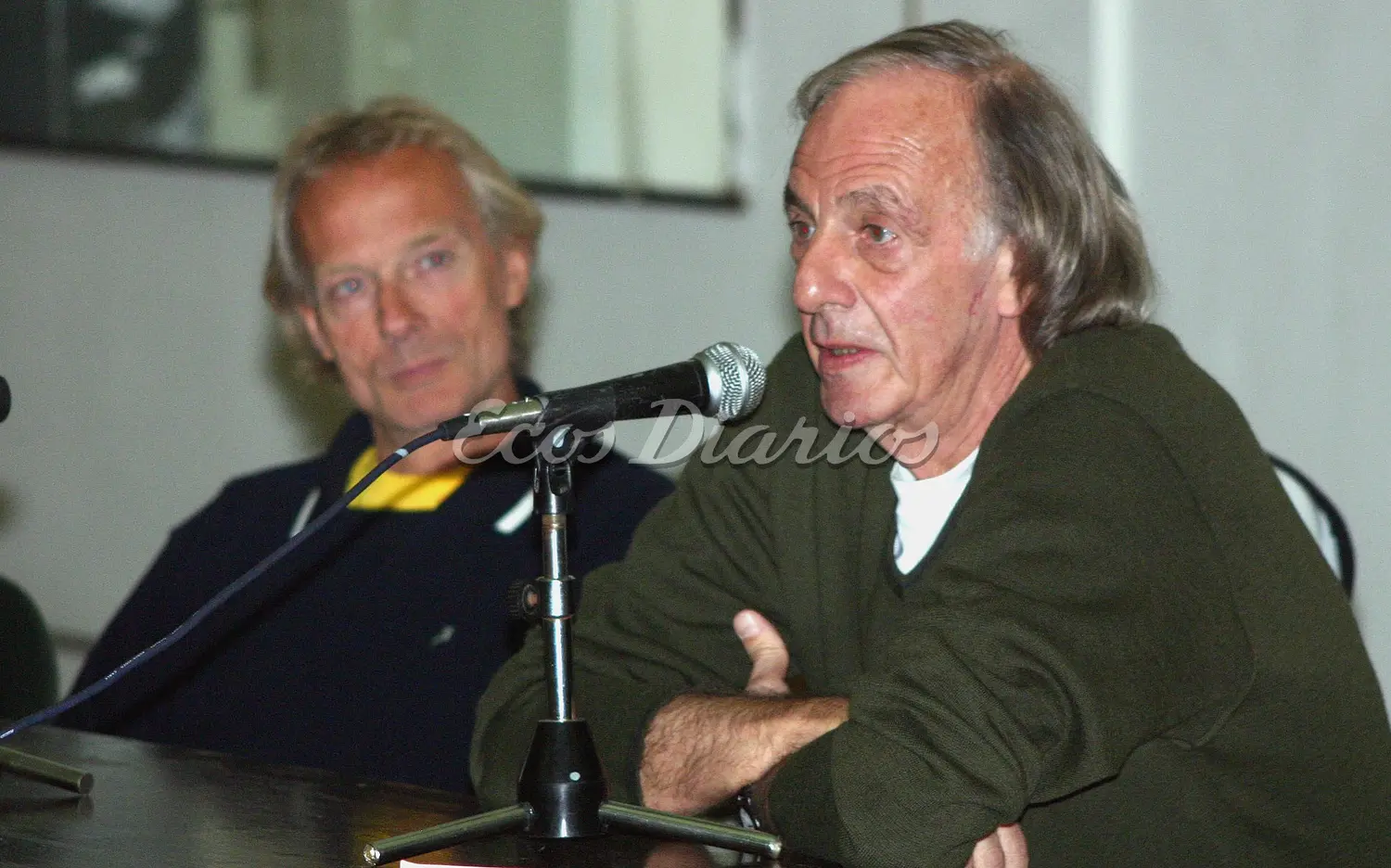 César Luis Menotti durante una charla en Necochea