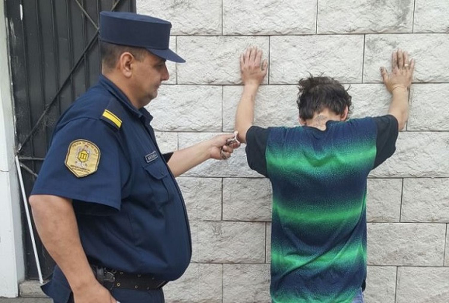 Allanaron una casa y detuvieron a un conocido delincuente