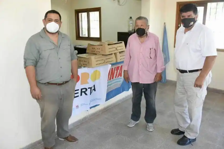 Entregaron pollitos a familias capitalinas para garantizar la seguridad alimentaria