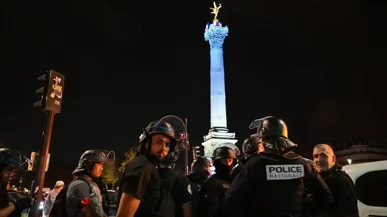 Se implementaron operativos policiales en París y Lyon.