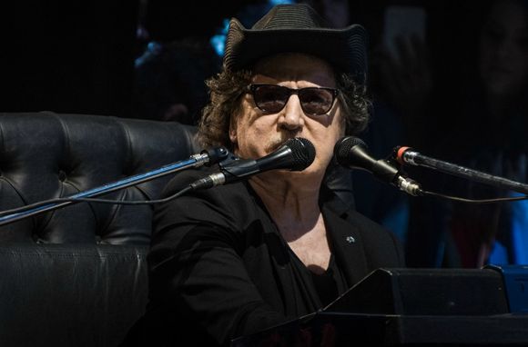 Charly García "no tiene coronavirus y la evolución clínica es buena"