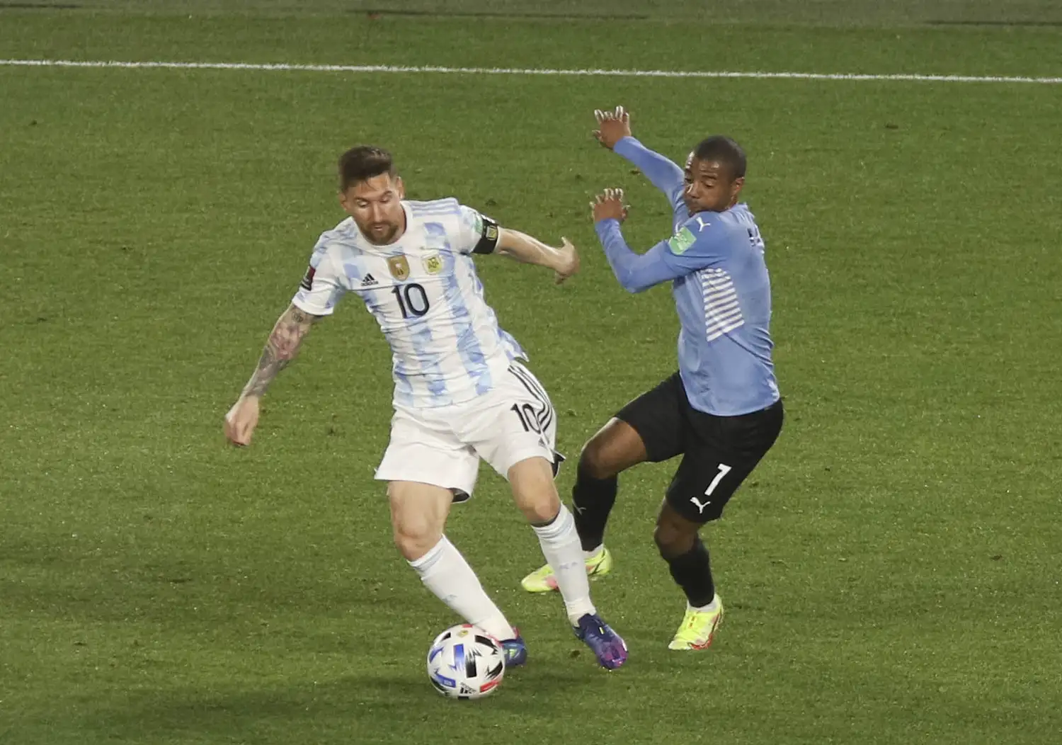 FOTO ENANO
Messi, ante De la Cruz.