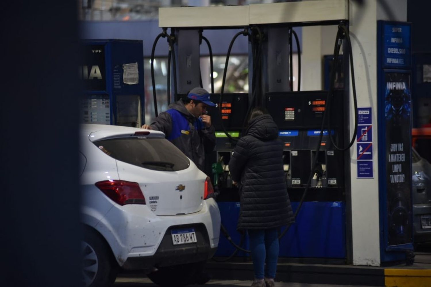 Los precios de las naftas y todos los combustibles se congelarán por 90 días