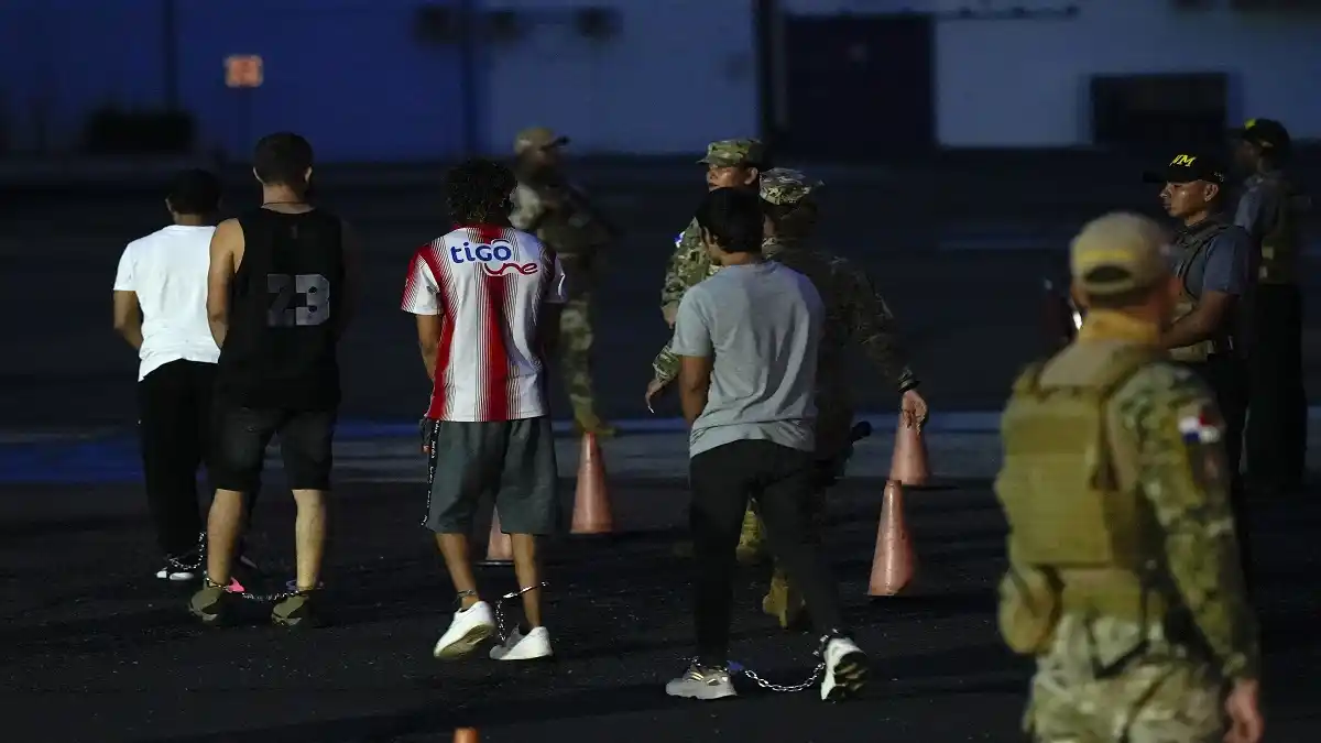 DEPORTAN al PRIMER LOTE de MIGRANTES que pasaron por el DARIÉN: son 29 colombianos con antecedentes  (+Detalles)