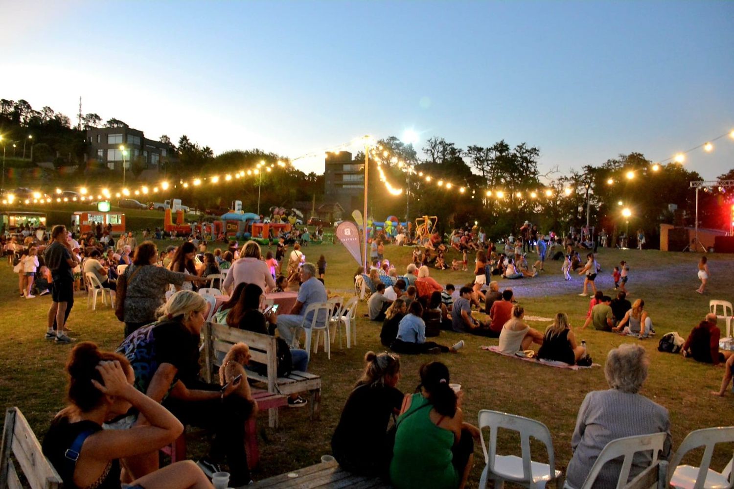 Multitudes familiares y de jóvenes que eligieron pasar el feriado al aire libre expectantes de un escenario musical.