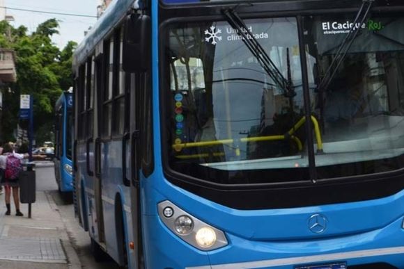 Un niño le tiró un piedrazo a un colectivo en zona oeste y una nena de 6 años sufrió cortes por vidrios rotos