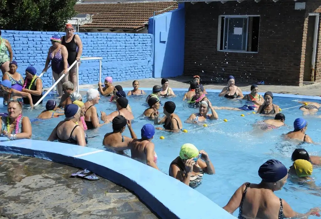 A puro baile y fiesta en el  agua terminó el primer  contingente de la colonia 