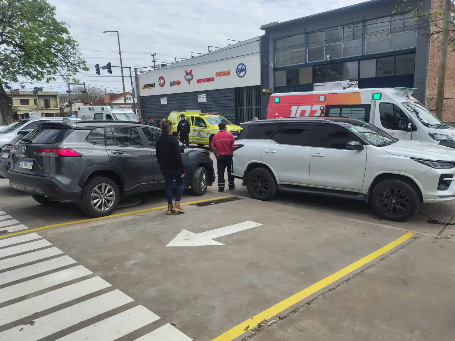 En ruta 8 y Dante Alighieri, un hombre quedó atrapado entre dos vehículos. Crédito: Bomberos de Venado Tuerto.