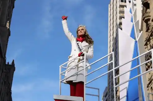 Camille Schirer, Miss América, en su carroza de Thanksgiving.   