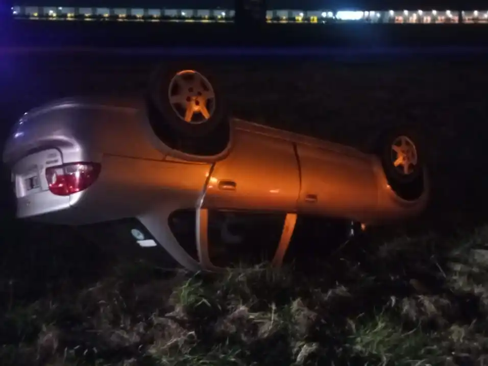 Un auto con pedido de captura apareció volcado en la Autopista Rosario-Córdoba