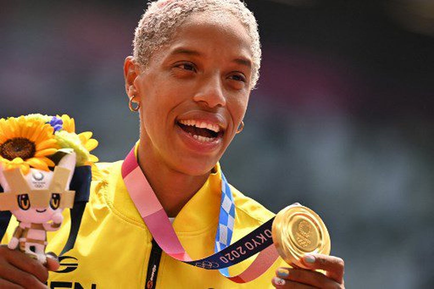 En fotos: Yulimar Rojas recibe el oro olímpico en Tokio