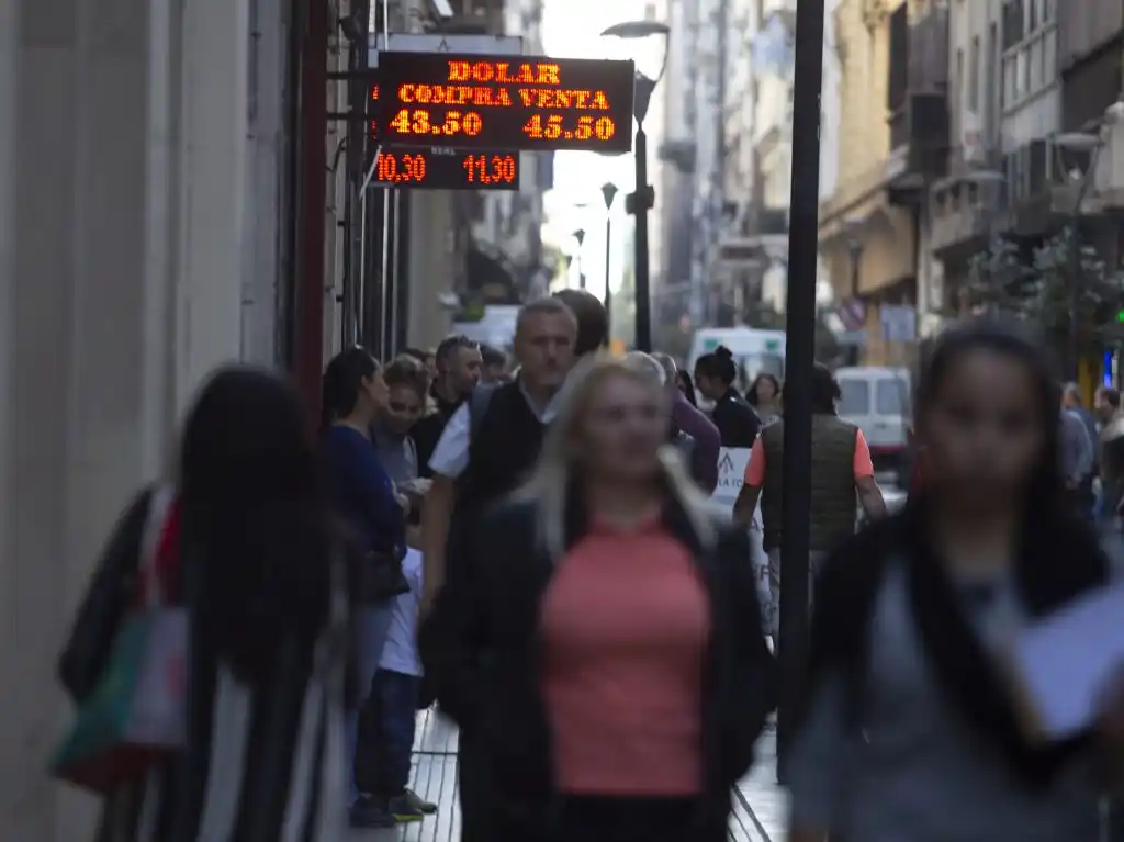 El dólar bajó 2,78 por ciento y cerró a 45,596 tras los anuncios del Central
