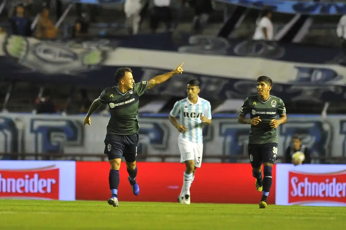 Gimnasia superó a Racing en el inicio del Fútbol de Verano