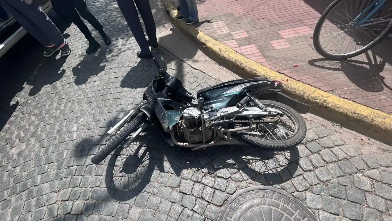 Una motocicleta involucrada en un siniestro vial en la ciudad, uno de los tipos de accidentes más frecuentes según el Observatorio municipal.
