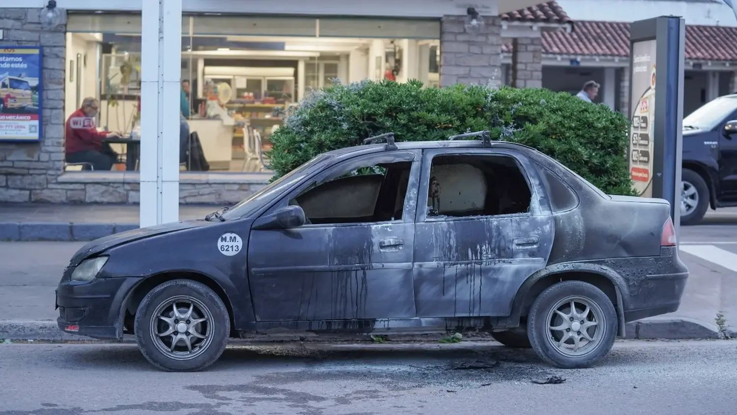 Susto, frente a la estación de servicio del A.C.A., por el incendio de un automóvil: no se registraron heridos