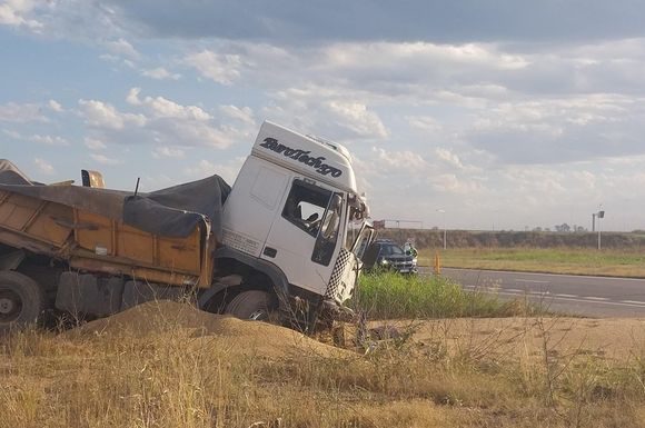 Atención: volcó un camión cargado con cereales en Ruta Nacional 34 cerca de Rafaela