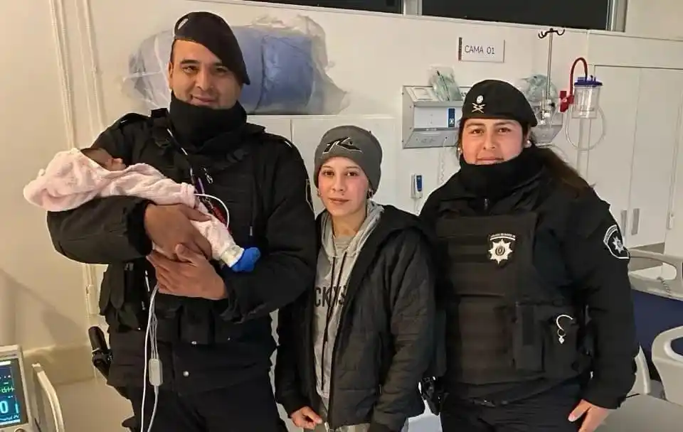 Los efectivos policiales junto a la pequeña y su madre.