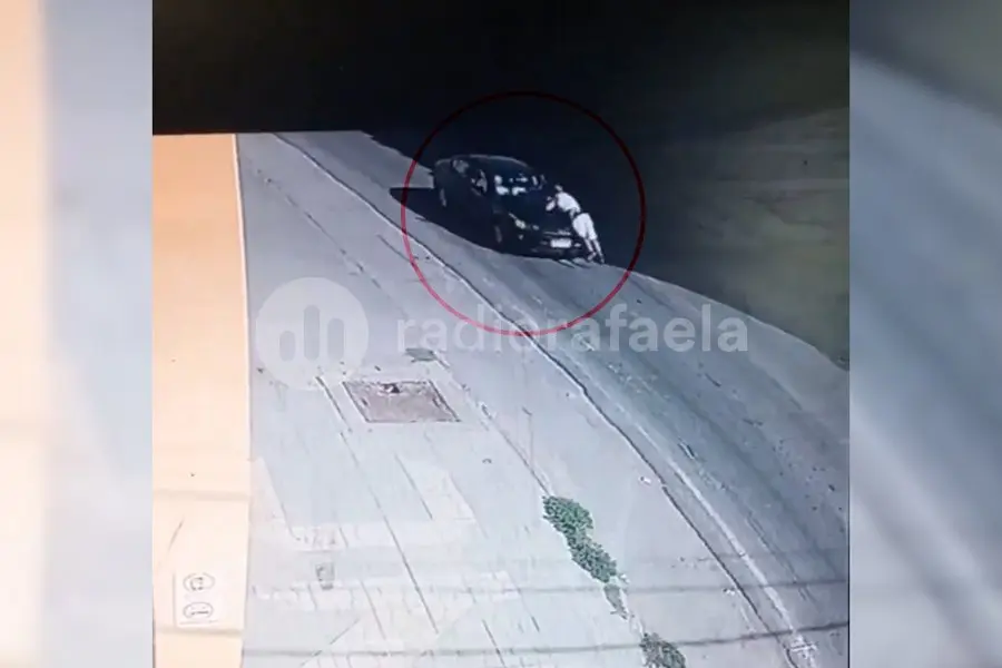 VIDEO | Luego de una discusión vial, lo arrastró por más de siete cuadras arriba del capot en Esperanza