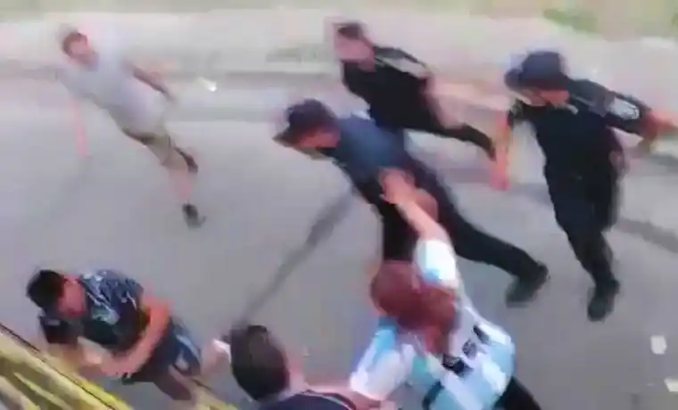 La Policía Bonaerense bajo la lupa tras los feroces incidentes con hinchas de Racing de Córdoba en Sarandí