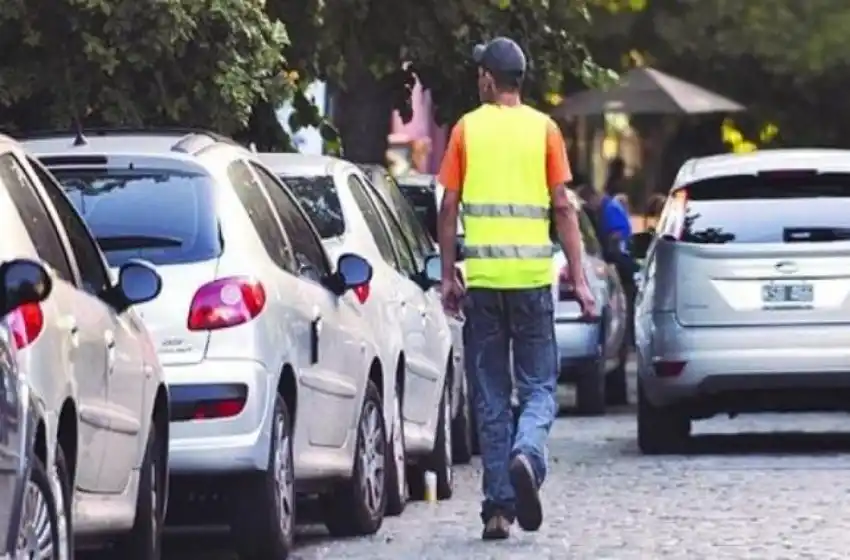 Con ticket y todo: autorizan a los cuidacoches el cobro de estacionamiento en La Florida