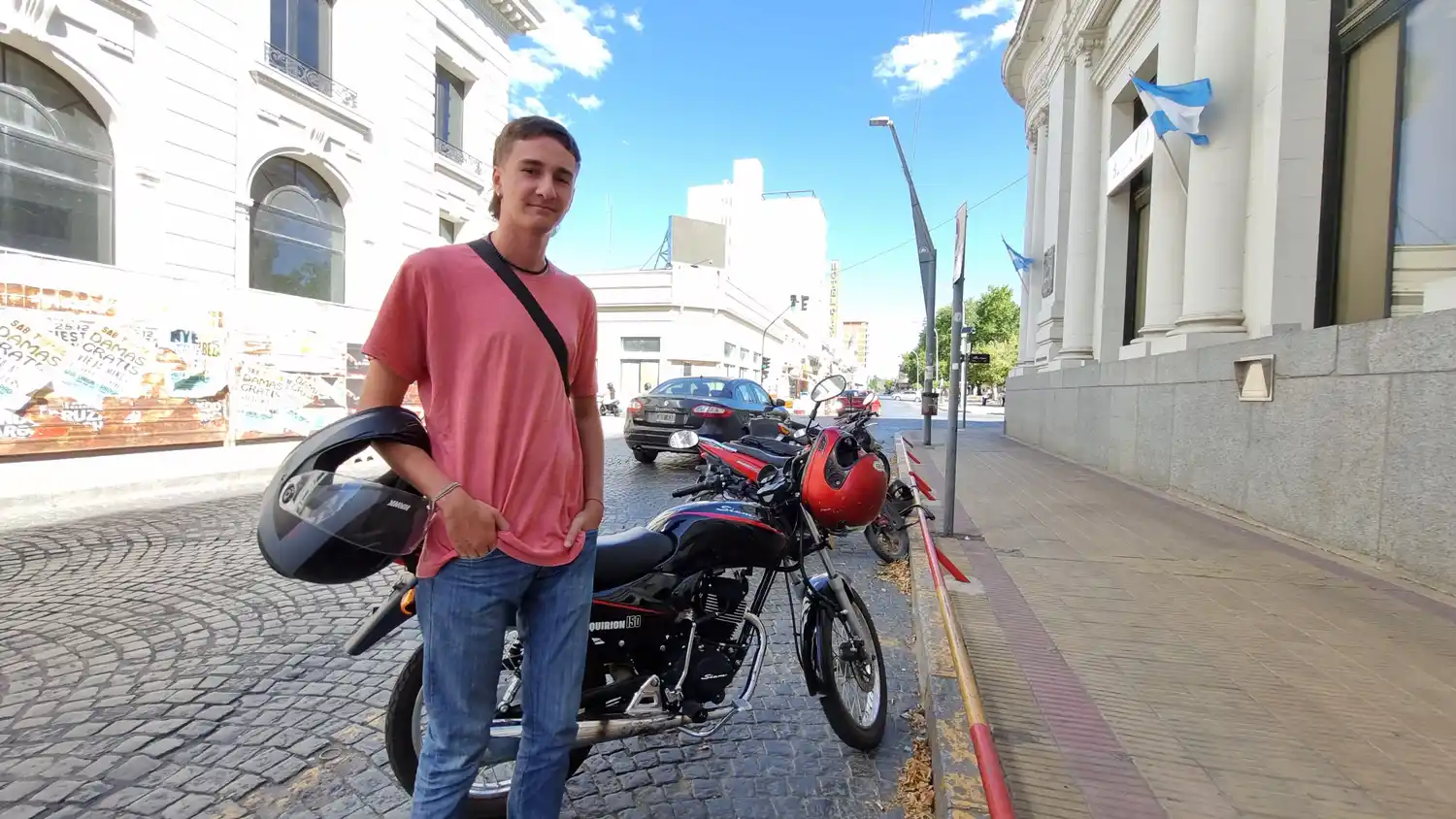 Leandro, uno de los pocos conductores de Uber motos que tiene la ciudad.