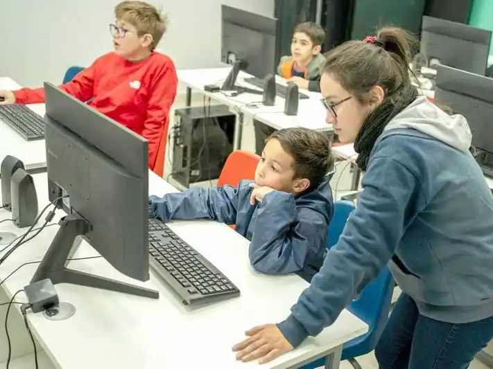 Se inauguró un club digital en el Lisbel Rivira