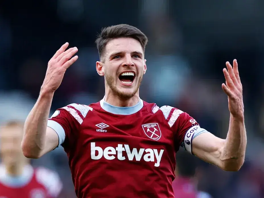 Declan Rice celebra un gol con el West Ham con la cas de apuestas "Betway" como sponsor principal.