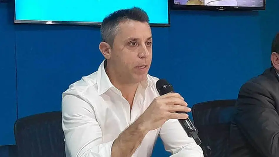 El municipio garantiza que los clubes locales seguirán usando gratis el Minella y el Polideportivo tras la privatización