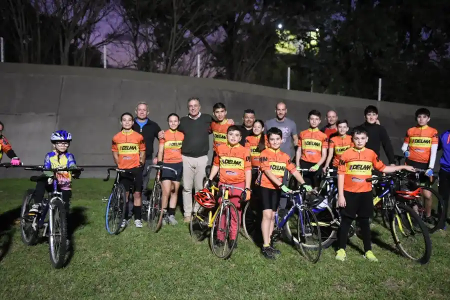 Castellano con niños y niñas escuelita de ciclismo