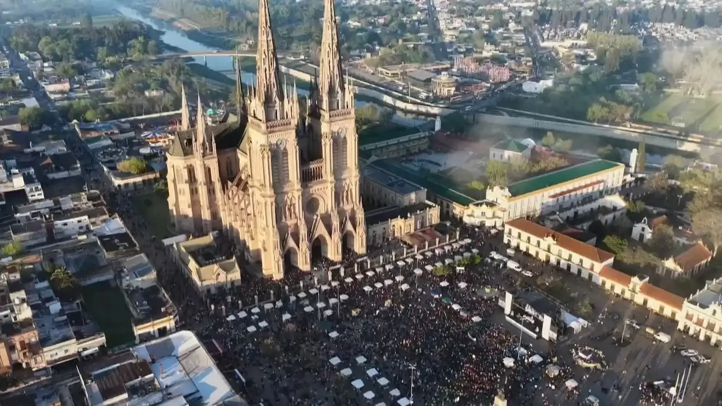 voluntarios para recibir al papa León XIV - 4