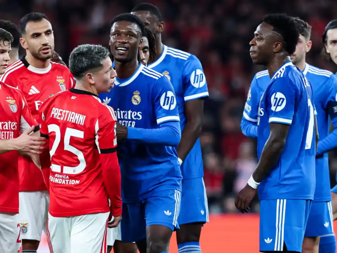El tenso cruce entre Gianluca Prestianni y Vinicius en el partido del Benfica y Real Madrid por la Champions. Foto: EFE