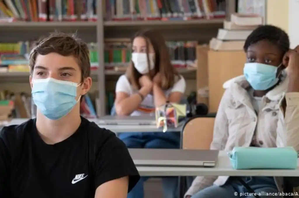 Francia cierra escuelas tras detectar contagios de coronavirus