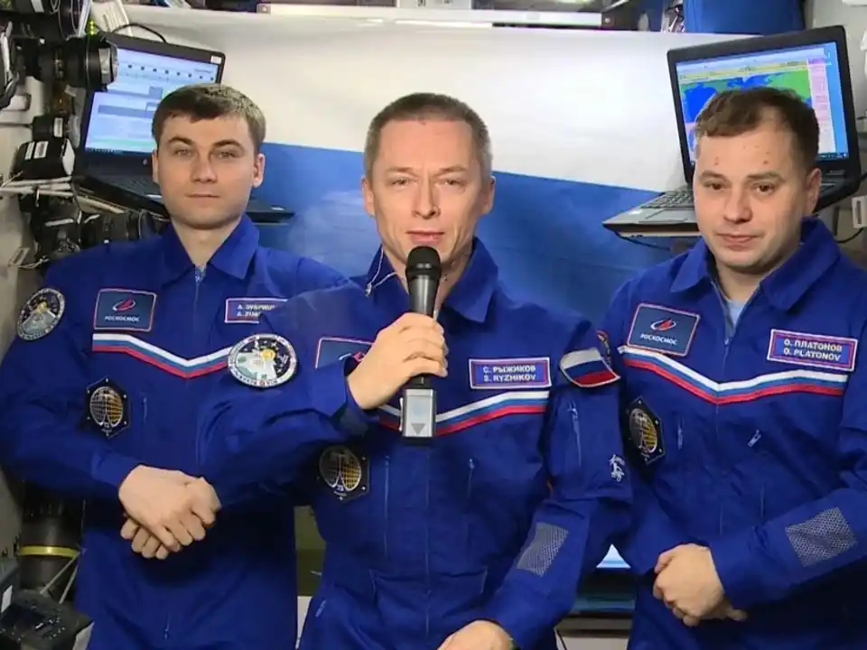 Los cosmonautas rusos completaron su primera caminata espacial en 2025