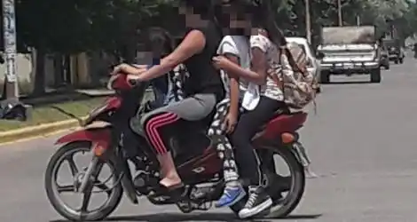 #ReporteCiudadano: 4 en una moto
